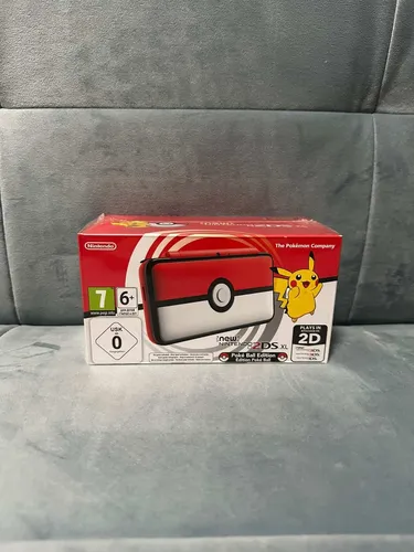 Nintendo New 2DS XL Poké Ball Limited Edition - Handheld-Konsole in rot/weiß, ideal für Pokémon-Fans, mit umfangreicher Spielebibliothek und ab 0 Jahren geeignet.
