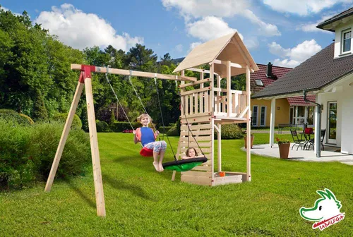 Weka Tabaluga Drachenturm mit Satteldach - Spielplatz für Kinder mit Schaukeln, Kletterelementen und Sandkasten. Der schattenspendende Satteldach schützt vor Sonne und sorgt für stundenlangen Spielspaß im Freien.