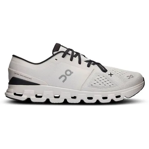 ON RUNNING Cloud X 4 Herren Sneaker in Ivory/Schwarz, Gr. 40,5 - Sportlich-stylischer Sneaker für Herren, ideal für den Alltag. Die rutschfeste Gummi-Laufsohle sorgt für beste Bodenhaftung. Leichtes, pflegeleichtes Obermaterial aus Textil für optimalen Tragekomfort.