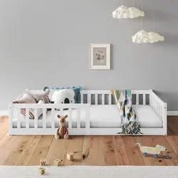 Idimex Bodenbett Gustavo, Weiß, 90x190 cm aus Kiefernholz - Das bodentiefe Montessori-Kinderbett Gustavo aus FSC-zertifiziertem Kiefernholz vereint Sicherheit und Funktionalität. Ideal für selbstständiges Ein- und Aussteigen mit wechselseitigem Rausfallschutz.