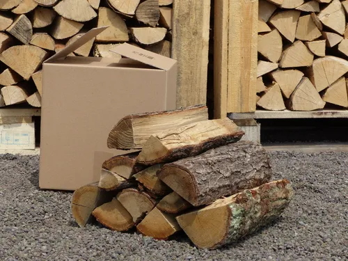 Trockene Eiche Kaminholz 120 kg - Ofenfertig - Premium Brennholz mit 7-15% Restfeuchte, ideal für gemütliche Abende am Kamin oder Lagerfeuer. Bequem bis vor die Haustür geliefert!