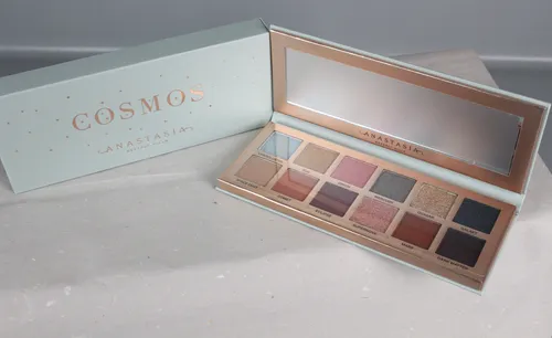 ANASTASIA Beverly Hills Cosmos Eye Shadow Palette - Lidschatten Palette mit 12 hochpigmentierten Farben, von neutral bis Türkis, perfekt für dezente und dramatische Looks. Tierversuchsfrei und leicht verblendbar für intensive Farbergebnisse.