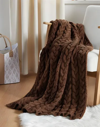 Kuscheldecke "Mocca" - Strickmuster in Braun, 127x152 cm - Wohn- & Kuscheldecken mit elegantem Strickmuster, ideal für gemütliche Abende auf der Couch und sorgt für wohlige Wärme.