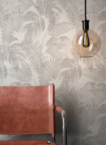 NEWROOM Tapete Beige Vliestapete Dschungel - Moderne Vliestapete in Beige mit floralem Dschungelmuster, ideal für jeden Raum. Hochwertig, lichtbeständig und leicht abziehbar. Inkl. gratis Tapezier-Ratgeber für perfekte Ergebnisse.
