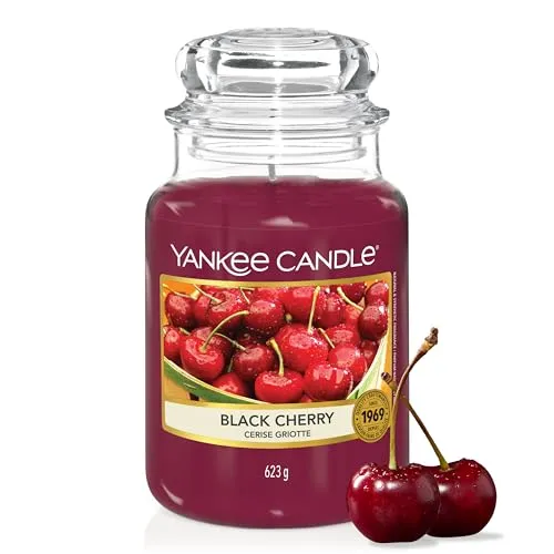 Black Cherry Duftkerze 623g - Kerze mit verführerischem Kirschen-Duft, ideal für einen sommerlichen Duftgenuss in Ihrem Zuhause. Die perfekte Kombination aus Kirsche und Zimt sorgt für eine angenehme Atmosphäre.