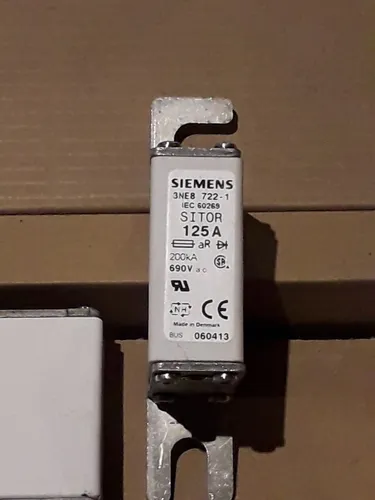 Siemens 3NE87221 Sicherungseinsatz 125 A 690 V - SITOR-Sicherungseinsatz für Halbleiterschutz, ideal für industrielle Anwendungen mit hoher Leistung und Sicherheit.