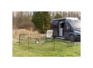 Trixie Mobiler Hundezaun - Schwarz 15 m - Flexibler Hundezaun mit 10 Stangen à 1 m, ideal zur temporären Abgrenzung im Garten oder Camping. Stabile Halteclips und pulverbeschichtete Materialien sorgen für Sicherheit und einfache Anwendung.