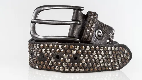 b.belt Nietengürtel Leder 90 cm schwarz - Stylischer Nietengürtel aus hochwertigem Leder, 90 cm lang und perfekt für ein trendiges Outfit.