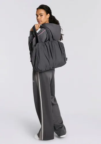 adidas TOTE BAG Tragetasche in Carbon-Optik - Stylische Tote-Bag aus strapazierfähigem Material mit praktischem Laptopfach; ideal für den Alltag und vielseitig einsetzbar.