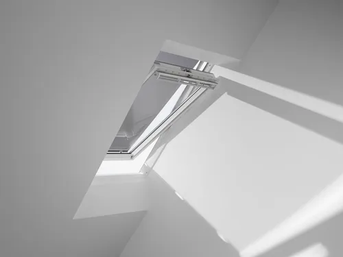 VELUX Hitzeschutzmarkise aussen Uni Schwarz 5060, 65x104 cm - Zubehör für Fenster: Effektiver Hitzeschutz mit bis zu 76 % Hitzereduktion, leicht von innen montierbar und wetterbeständig für optimalen Ausblick.