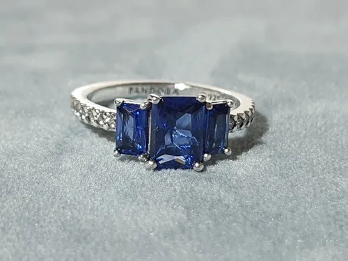 Pandora Blauer Rechteckiger Funkelnder Drei-Stein-Ring 192389C01-50
