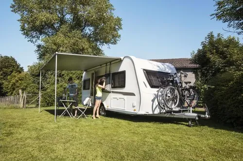 Thule Omnistor 1200 Taschenmarkise Mystic Grey 4,5 Meter - Caravan-Zubehör mit einfachem und schnell aufstellbarem Design dank gleichzeitigen Ausschwenken der Stützbeine und Spannarme. Hochwertiges PVC-Tuch bietet UV- und Regenschutz.