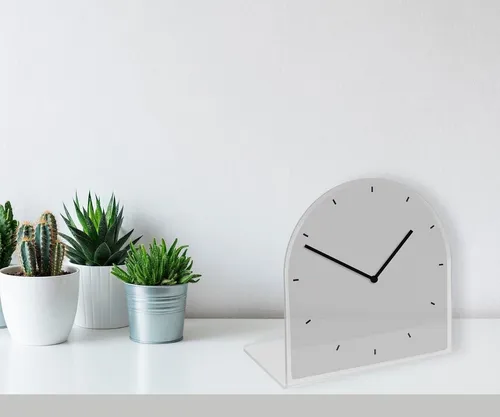 queence Tischuhr Helene - Moderne geräuschlose Tischuhr - Tischuhren: Die queence Tischuhr »Helene« besticht durch ihr modernes Design und die geräuschlose Funktion. Sie ist ein stilvoller Blickfang aus hochwertigem Acrylglas in verschiedenen Farben.
