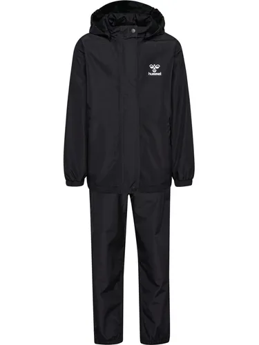 Hummel Nessie Set Schwarz 11 Jahre - Der Hummel Nessie Regenanzug bietet optimalen Schutz bei Regen. Mit einer strapazierfähigen BIONIC FINISH® ECO-Beschichtung und verstellbarem Bund ist er ideal für aktive Kinder. Reflektierende Details sorgen für Sichtbarkeit.
