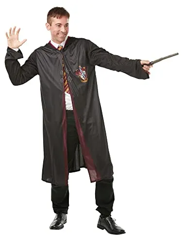 Metamorph Umhang Harry Potter – Gryffindor Kostümset für Erwachsene - Erlebe die magische Welt von Harry Potter mit diesem 3-teiligen Kostümset! Das Set beinhaltet eine schwarze Robe mit Gryffindor-Logo, eine vorgebundene Krawatte und einen Holz-Optik Zauberstab – perfekt für Mottopartys und Fantasie-Fans.