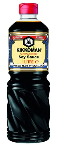 Kikkoman Sojasauce 1l - Haltbare Lebensmittel, fettfrei und vegan, perfekt für asiatische Gerichte und verleiht Speisen einen authentischen salzigen Geschmack.