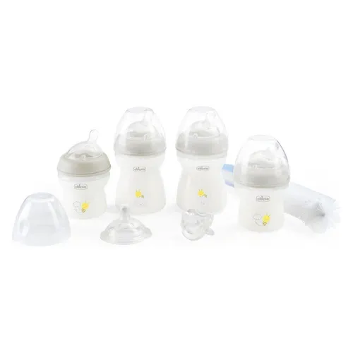 Chicco Natural Feeling First Starter Set für Babys 0 m+ - Praktisches Geschenkset für frischgebackene Eltern: Enthält alles für die Flaschen- und Schnullerpflege, ideal für Neugeborene. Mit 2 Babyflaschen, Schnuller und Reinigungsbürste für eine einfache Handhabung.