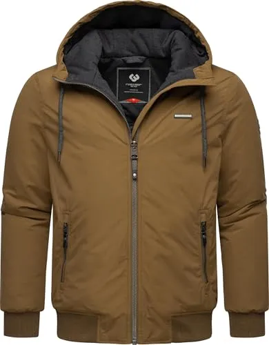 Ragwear Herren Winterjacke Maddy Brown Sugar, kurz, wasserdicht & atmungsaktiv - Funktionsjacke mit urbanem Stil, ideal für kaltes Wetter. Wasserdicht (8.000 mm) und atmungsaktiv (5.000 g/m²/24h) mit verstellbarer Kapuze für optimalen Schutz.