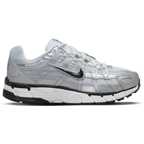 Nike P-6000 Damen Sneaker White/Black-METALLIC Silver EU 40.5 - Stylische Damen-Sneaker mit Stoff- und Synthetiküberzügen für optimalen Halt und Komfort. Das nostalgische Design erinnert an frühere Nike-Modelle und bietet eine gepolsterte Innensohle für ein angenehmes Tragegefühl.
