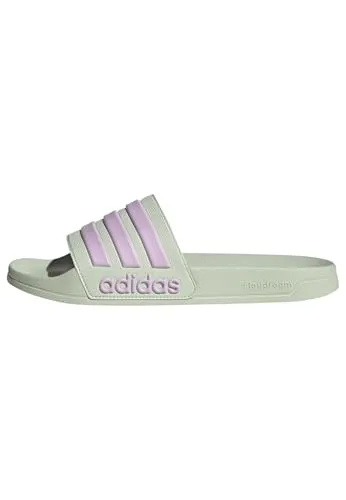 ADIDAS Herren Badeslipper Shower adilette – Bequeme Freizeit-Sandale - Ideal für Schwimmbad, Umkleide oder den Alltag – die adilette vereint Leichtigkeit und Komfort. Rutschfeste Sohle und sportliches Design mit adidas Logo bieten einen coolen Look.
