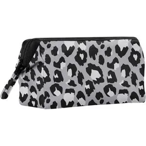 reisenthel Kulturbeutel travelcosmetic Leo Nero Grau - Reisetaschen – Der praktische Kulturbeutel mit Leopardendesign ist aus recycelten PET-Flaschen gefertigt und bietet dank stabiler Metallbügel einen optimalen Überblick über den Inhalt.