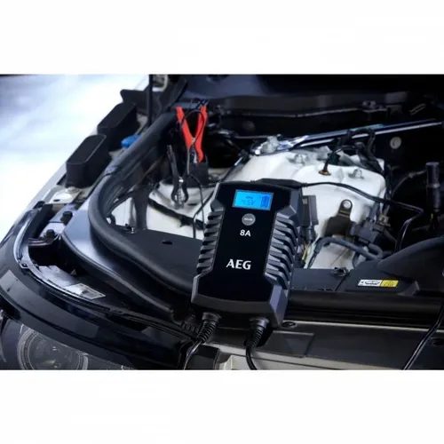 AEG Autobatterie-Ladegerät LD8, 12 V/24 V, 8 A - Fahrzeugbatterie-Ladegeräte mit vollautomatischer Pflegefunktion, ideal für AGM und Gel-Batterien, sorgt für optimale Batterie-Lebensdauer und hat ein LCD-Display für Ladefortschritt.