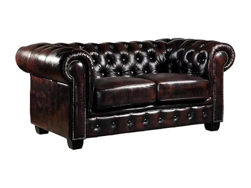 Brenton Chesterfield Ledersofa 2-Sitzer - Braun aus Büffelleder - Sofas & Couches - Edles Chesterfield Ledersofa aus 100% vollnarbigem Büffelleder mit Vintage-Look und bequemer Polsterung für stilvolles Wohnen.