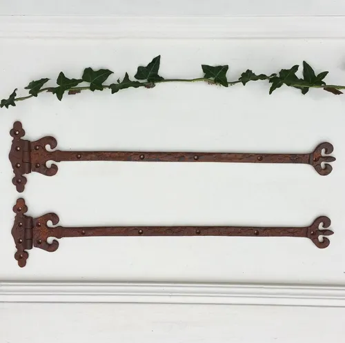 Antikas Torbeschlag 2 x Türbänder - Rustikale Eisenbeschläge - Hochwertige Eisenbeschläge im antiken Stil, ideal für Holzkisten, Truhen und Möbel. Mit 51 cm Länge und stabiler Bauweise perfekt für Denkmalpflege und rustikale Akzente.