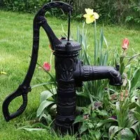 TRUTZHOLM Antik Schwengelpumpe - Nostalgische Gartenpumpe - Wasserpumpen für Teiche, manuell bedienbar, mit bis zu 100 l/h Fördermenge – ideal für nostalgische Gartenliebhaber.