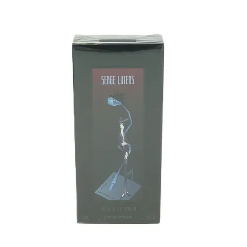 Serge Lutens La Fille de Berlin Limited Edition Eau de Parfum 50 ml - Limitierte Edition Damenduft mit floralem, intensivem Aroma. Entfalten Sie Ihre Willensstärke und Energie mit diesem einzigartigen Parfum von Serge Lutens.