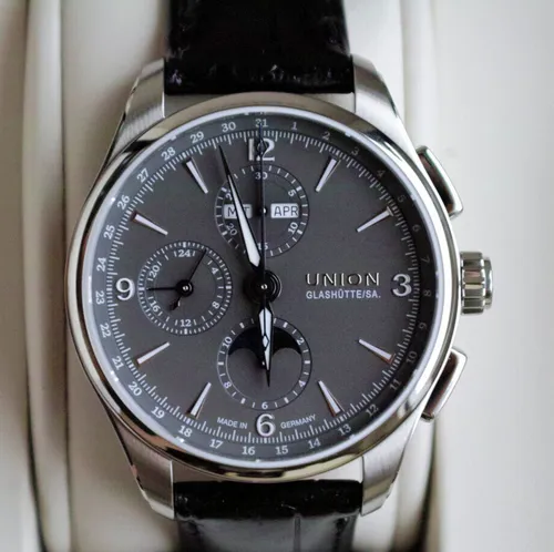 UNION GLASHÜTTE Belisar Chronograph Mondphase Grau - Sportlich & Elegant - Armbanduhren mit 12-Stunden-Zifferblatt, Wasserdicht bis 100 m und mechanischem Uhrwerk für präzise Zeitmessung. Ideal für stilbewusste Herren!