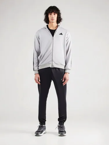 adidas Sportswear Trainingsanzug grau|schwarz XS (40/42) - Stylischer 1-teiligiger Trainingsanzug aus recyceltem Polyester, ideal für Fitness und Freizeit. Mit praktischem Logoprint und normaler Passform für optimalen Tragekomfort.