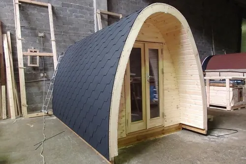 Campinghütte Tiny House – Skandinavische Holzhütte - Gemütliche Gartenhütte aus Kiefernholz, wasserdicht und mit Doppeltür. Ideal für entspannte Tage in der Natur. Maße: 4,0 x 2,4 x 2,6 m. Montage erforderlich, 2 Jahre Herstellergarantie.