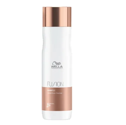 Wella Professionals Fusion Shampoo 250 ml - Haarshampoo für gefärbtes und geschädigtes Haar, spendet intensiv Feuchtigkeit und regeneriert die Haarfasern für natürliche Schönheit.