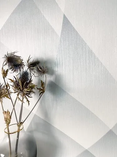 NEWROOM Tapete Grau - Modern Vliestapete mit 3D Optik - Tapeten für stilvolle Räume: Hochwertige Vliestapete in Grau mit geometrischem Design, lichtbeständig und leicht abziehbar. Inkl. Tapezier-Ratgeber für ein perfektes Ergebnis!