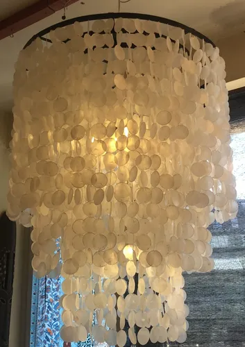 Guru-Shop Salome Deckenlampe - Deckenlampe aus hunderten Capiz-Muscheln, ideal für stilvolle Innenräume wie Wohnzimmer oder Schlafzimmer. Fair gehandelt und im Retro-Stil.