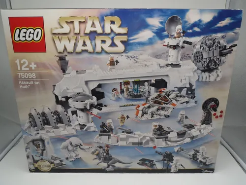 LEGO 75098 Star Wars - Assault on Hoth - LEGO Set für epische Schlachten auf dem Eisplaneten Hoth, mit 14 Minifiguren und zahlreichen Details wie der Echo-Basis, einem Snowspeeder und einer Wampa-Höhle. Ideal für Star Wars-Fans ab 12 Jahren.