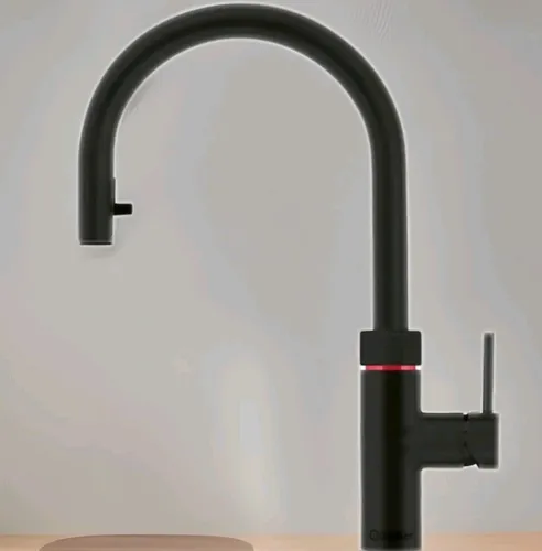 Quooker Flex BLK Wasserhahn - Küchenarmatur in elegantem mattem Schwarz, mit hohem Bogen für mehr Platz und komfortable Nutzung, ideal für moderne Küchen.
