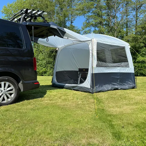 freizeitschmiede Gruppenzelt Buszelt für 4-6 Personen - Familienzelt mit 6,25 m² Innenfläche und 2,15 m Stehhöhe, ideal für unvergessliche Campingabenteuer bei jedem Wetter.