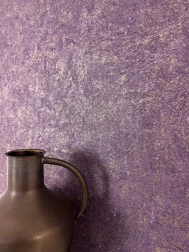 NEWROOM Lila Vliestapete - Modern Gold Metallic Struktur - Tapeten in modernem Design, lichtbeständig und hochwaschbeständig, ideal für stilvolle Wohnräume. Inklusive gratis Tapezier-Ratgeber für ein perfektes Ergebnis!