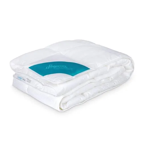 SleepCOOL 4 Jahreszeiten Bettdecke 155x220cm, temperaturregulierend - Die SleepCOOL Bettdecke sorgt mit innovativer Technologie für ein ausgewogenes Schlafklima, ideal für ganzjährigen Komfort. Mit 155x220cm bietet sie ausreichend Bewegungsfreiheit und ist pflegeleicht waschbar.