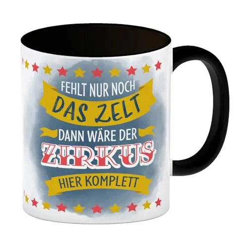speecheese Fehlt nur noch das Zelt dann wäre der Zirkus hier komplett Kaffeebecher Schwarz mit Aufschrift Fahnen Sterne Motiv