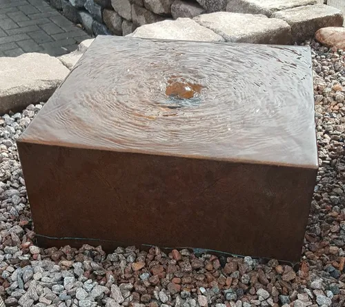 Brunnenquader 30/30/20 cm aus Cortenstahl - Eleganter Gartenbrunnen Quader aus robustem Cortenstahl, inklusive Pumpe für sofortige Nutzung, ideal für stilvolle Wasserspiele im Garten.