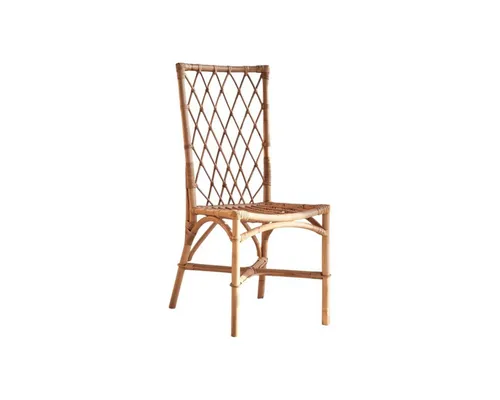 Tikamoon Esszimmerstuhl aus Rattan – Naturrattan Verandastuhl - Eleganter Esszimmerstuhl aus natürlichem Rattan, ideal für moderne Innenräume. Mit seinen geometrischen Linien und der hellen Farbgebung verleiht er jedem Raum eine stilvolle Note. Maße: A 101 x L 48 x P 56 cm.