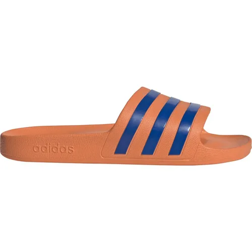 adidas Adilette Aqua Slides in dusky orange-team royal blue - Die adidas Adilette ist ideal für Freizeit und Wassersport. Mit weichem Cloudfoam Fußbett und leichtem Design bietet sie optimalen Tragekomfort und schnelles Trocknen nach dem Baden.