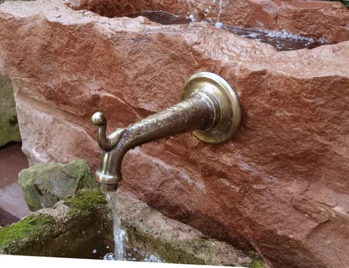 Venezianischer Brunnenspeier aus Messing - Hochwertiger Wasserauslauf im antiken Design, ideal für Gartenbrunnen und Wasserspiele, sorgt für einen eleganten Blickfang im Außenbereich.