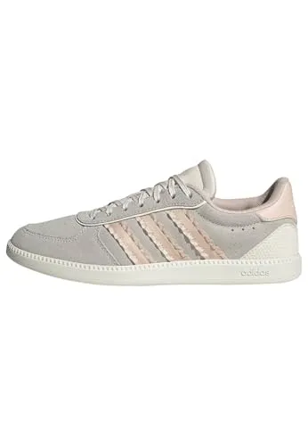 adidas Damen BREAKNET Sleek Shoes – Chalk White/Blush Pink/Off White, 40 EU - Stylische Sneakers mit regulärer Passform, aus hochwertigem Leder und Synthetik. Die CLOUDFOAM PLUS Einlegesohle sorgt für hohen Tragekomfort und die Gummiaußensohle bietet optimale Griffigkeit.