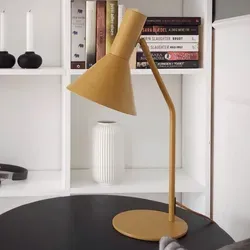 Lyss Tischleuchte Almond - 50 von FRANDSEN - Elegante Tischleuchte in hellbraunem Metall, ideal für stilvolle Akzente in jedem Raum. Modernes Design und hochwertige Verarbeitung machen sie zum perfekten Lichtobjekt.