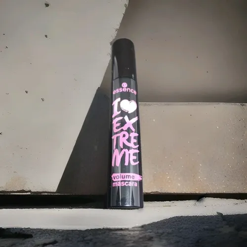 essence I LOVE EXTREME Volume Mascara, Nr. 01 Schwarz - Vegan und ohne Mikroplastik, sorgt die extragroße Faserbürste für überwältigendes Volumen und Schwung für Ihre Wimpern.
