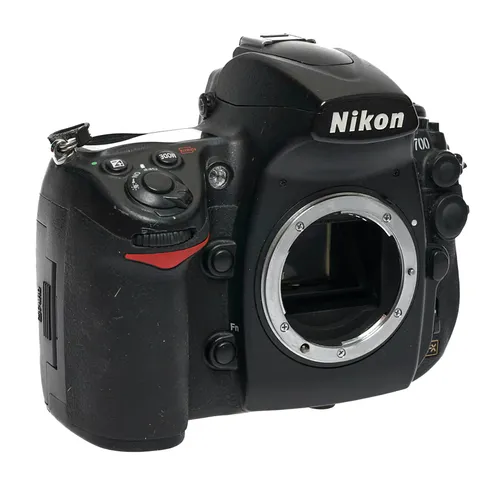 Nikon D700 Gehäuse Gebrauchtware mit Geschenkbundle - Hochwertige Digitalkamera im gebrauchten Zustand, mit normaler Abnutzung. Inklusive kostenloser Geschenkbox im Wert von 160 € für kreativen Einsatz.